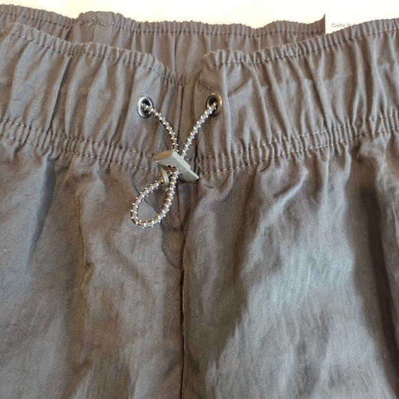 New Nike Women's Black Loose Fit High Rise Cargo Shorts DM6247-010 - Size Small - Picture 3 of 10